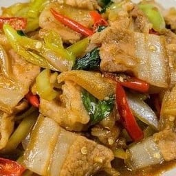 สามชั้นผัดพริกหยวก
