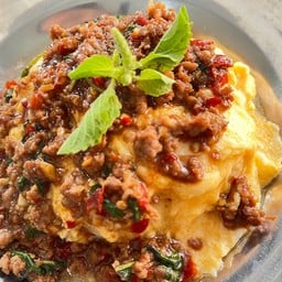 (โคตรเยอะ!!) โคตรเจ๋ง กะเพราไข่ข้น [หลัง ม.หอการค้า]