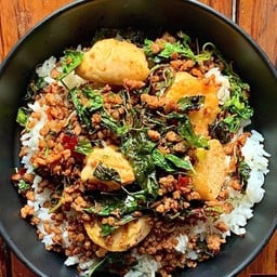 ข้าวกะเพรากรอบเต้าหู้ไข่หมูสับ