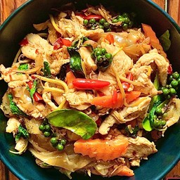 เส้นใหญ่ผัดขี้เมาไก่