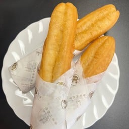 ปาท่องโก๋ยักษ์ 1 ชิ้น (เสิร์ฟพร้อมนมข้นหวาน)