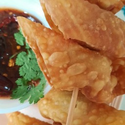 ไส้กรอกแดงห่อเกี๊ยวทอด