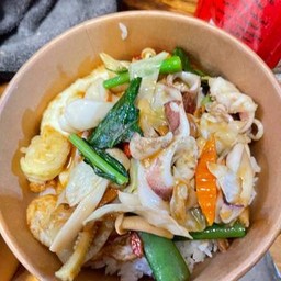 ข้าวผัดผักรวมปลาหมึก