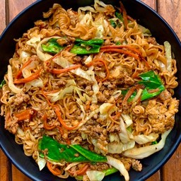 มาม่าผัดคุณตุ้มหมูสับ