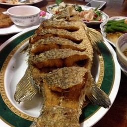 ปลากะพงทอดกระเทียม