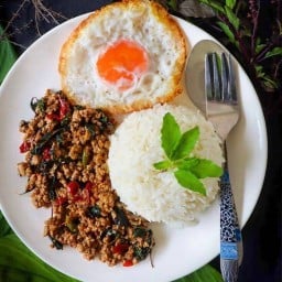 กระเพราหมูกรอบพริกแห้งโคตรแซ่บ อาหารตามสั่ง สาขาลาดพร้าว