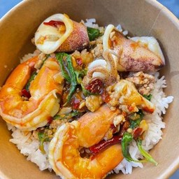 ข้าวกระเพรากุ้งหมึก