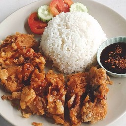 ข้าว ไก่ทอด ซอสน้ำจิ้มแจ่ว