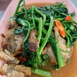 ผัดผักบุ้งหมูกรอบ