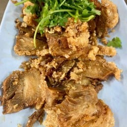 หมูกรอบทอดกระเทียม