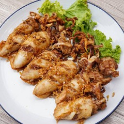 ปลาหมึกยัดไส้ทอดกระเทียม