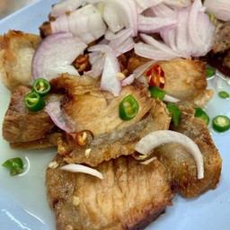 ยำหมูกรอบทอด