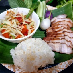 ขาหมูเดชา ส้มตำ หมูแดด ไก่ทอด เตี๋ยวหลอด ไทรน้อย