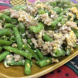 ผัดถั่วฝักยาวใส่ไก่และไข่  [กับข้าว]