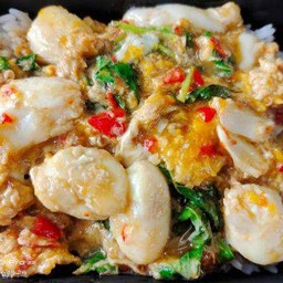 กระเพราไข่ข้นราดข้าว
