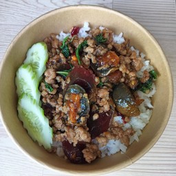 ข้าวราดกระเพราไข่เยี่ยวม้า
