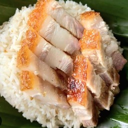 ข้าว (มัน)  หมูกรอบ
