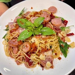 สปาเก็ตตี้ไส้กรอกผัดพริกแห้ง