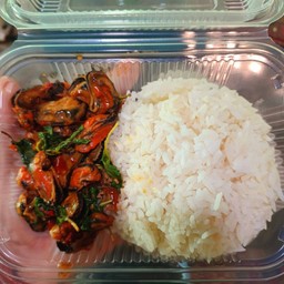 กะเพราหอยแมลงภู่ ราดข้าว