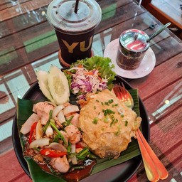 ข้าวไก่ผัดพริกเกลือ