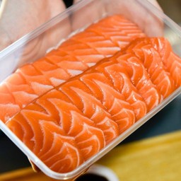 แซลมอน ซาชิมิ 300 กรัม  แถมฟรี! โชยุ วาซาบิ หัวไชเท้าและตะเกียบ