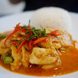 ผัดพริกแกงพะแนงราดข้าว