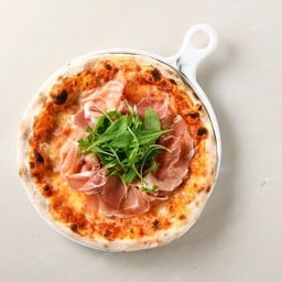 พิซซ่า พาร์ม่าแฮม กับ ผักสลัดรวม