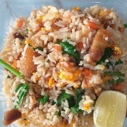 ข้าวผัดหมูกรอบ