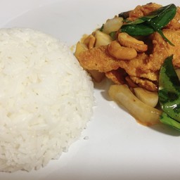 ไก่ผัดเม้ดมะม่วงราดข้าว