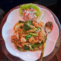 ผัดซีอิ๊วไก่