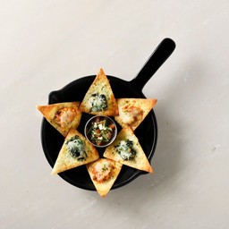 นาโช่ชีสเนื้อและผักโขม