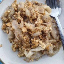 เส้นใหญ่คั่วไก่