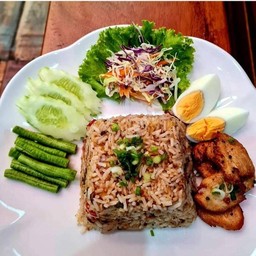 ข้าวผัดน้ำพริก ไก่ทอด ไข่ต้ม