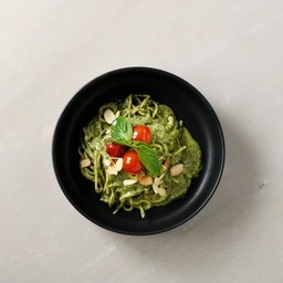 สปาเก็ตตี้มะเขือเทศซอสเพสโต้เจ