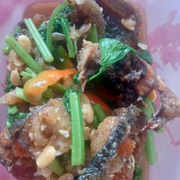 ผัดขึ้นไช่ปลาดุกกรอบเป็นกับข้าว