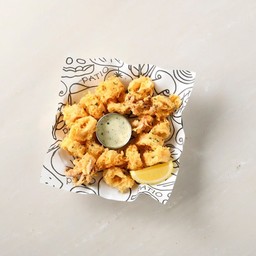 ปลาหมึกชุบแป้งทอดกับซอสทาร์ทาร์