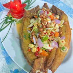 ปลากระพงทอดสมุนไพร