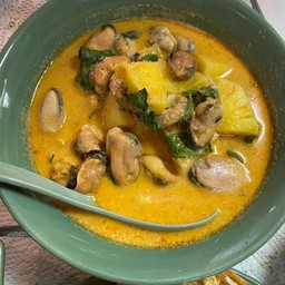 แกงคั่วสับปะรดหอยแมลงภู่