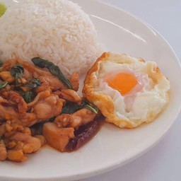 ข้าวกะเพราไก่ชิ้น