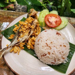 ข้าวปลาทอดกระเทียม