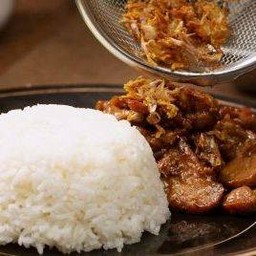 ข้าวหมูกระเทียมพริกไทย