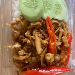 ข้าวราดผัดหน่อไม้ใส่ไข่