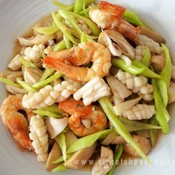 ผัดพริกหยวกทะเลกับข้าว