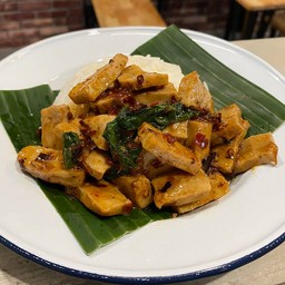 ข้าวกะเพราพริกแห้งหมูยอ