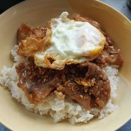 ผัดกระเทียมราดข้าว+ไข่ดาว