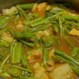 แกงส้มสามชั้นผักบุ้ง