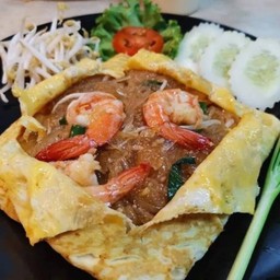 ผัดไทยกุ้งสดห่อไข่