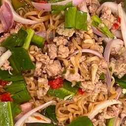 ยำมาม่าหมูสับ