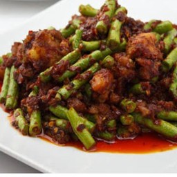 แครื่องแกงหมูกับข้าว