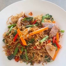 ผัดมาม่าขี้เมาโคตรพิเศษ (มาม่า 2 ห่อ)